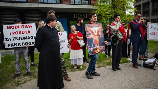 Protest przeciwko Mystic Festival. Katolicy modlili się przy Stoczni Gdańskiej