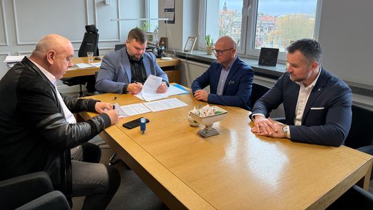 podpisanie umowy z wykonawcami przebudowy ulicy Wierzysko w Kościerzynie