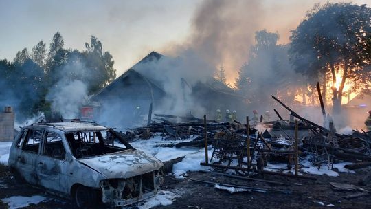 Przechlewo: Strażacy OSP ranni w pożarze. Ich stan zdrowia się poprawia