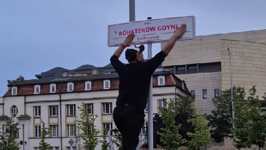 „Przechrzcił" Plac Wolnej Ukrainy na Bohaterów Gdyni. Policja zapowiada ukaranie