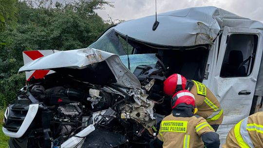 Przyczepa wpadła w poślig i uderzyła w samochód. Dwie osoby ranne