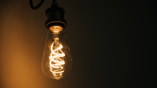 Rachunki za prąd w Polsce spadną? Opłata przejściowa ma zostać zniesiona