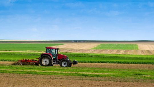 ciągnik, rolnictwo, zdjęcie ilustracyjne