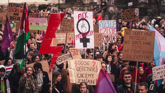 „Ramię w ramię o aborcję i mieszkanie”. Manifa Trójmiejska przeszła ulicami Gdańska