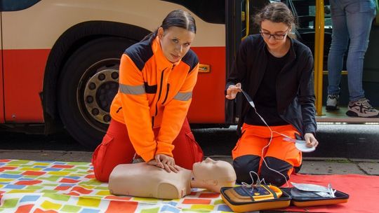 Ratownicy medyczni w Gdańsku uczyli, jak używać AED w komunikacji miejskiej Ratownicy medyczni w Gdańsku uczyli, jak używać AED w komunikacji miejskiej