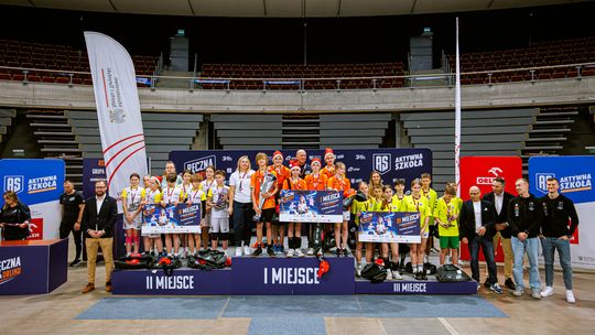 Ręczna na Orliku. Drużyna z SP w Lipuszu ze srebrnym medalem turnieju
