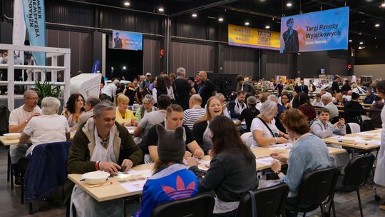W AmberExpo pobito rekord Polski w liczbie osób szlifujących bursztyn.