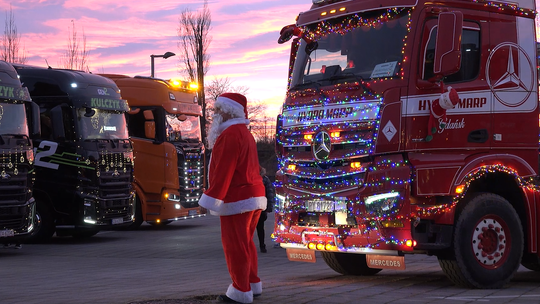 Konwój Mikołajów w Ciężarówkach. 130 pojazdów przejechało przez centrum Gdańska Gdańsk Konwój Mikołajów w Ciężarówkach