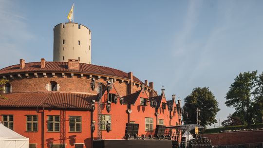 Rewitalizacja Twierdzy Wisłoujście: miliony złotych i powrót XVIII-wiecznego hełmu