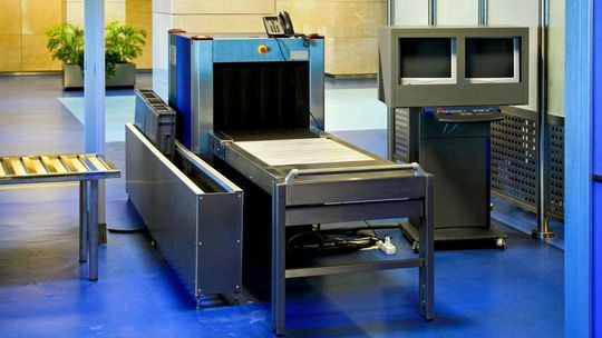 bramka wykrywająca metal, zdjęcie ilustracyjne