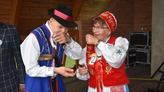 Robert Kąkol z Grzybna z tytułem Mistrza Polski w Zażywaniu Tabaki. Tłumy na stadionie w Chmielnie!