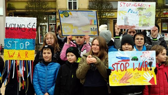 Rok po agresji Rosji na Ukrainę. "Strach pomyśleć, ile dzieci zginęło" 