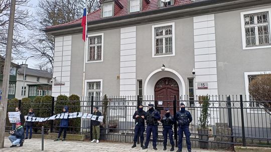 Rosjanie wyprowadzają się z konsulatu w Gdańsku. Co dalej z budynkiem przy Batorego? Rosjanie już się pakują. Do 23 grudnia muszą opuścić konsulat w Gdańsku