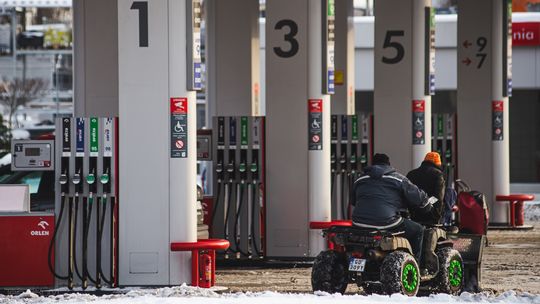 Rosną ceny ropy naftowej. Co to oznacza dla Polaków i ile zapłacimy za paliwo? stacja benzynowa, zdjęcie ilustracyjne