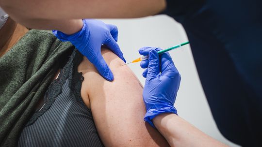 Rośnie liczba zakażeń COVID-19. Ruszyły szczepienia nową szczepionką Moderny