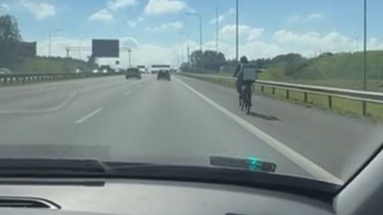 rowerzysta na obwodnicy Trójmiasta