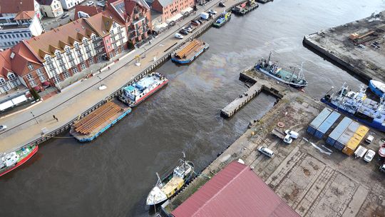 Wielka plama oleju w kanale portowym w Ustce. Trwa ustalanie źródła wycieku