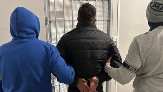 Rumia: W domu miał ponad 6 kilogramów narkotyków. W akcji pies tropiący