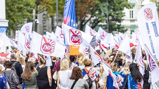 Rząd obiecuje system podwyżek, nauczyciele protestują. „Grzecznie już było”