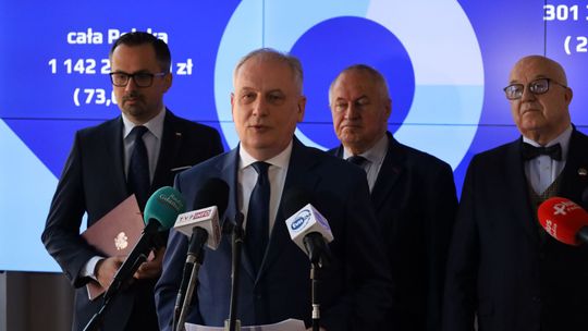 Wiceminister Marcin Horała obok wojewody Dariusza Drelicha i Jerzego Barzowskiego oraz Romana Dambka z  sejmiku województwa pomorskiego.