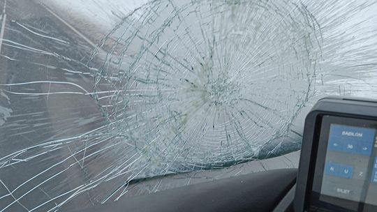 Chojnice: Rzucał jogurtami z jadącego auta! Trzy uszkodzone pojazdy i zarzuty dla 29-latka