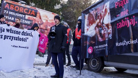 Sąd uznał, że rozwiązanie antyaborcyjnego protestu było zasadne. Gdańsk wygrywa z Kają Godek pikieta pod szpitalem na Zaspie w Gdańsku