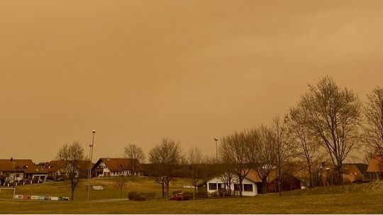 Saharyjski pył dotarł aż nad Pomorze! Słońce za żółtawą mgłą