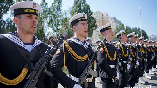 Salut armatni z okrętu-muzeum "Błyskawica", wieńce przy Pomniku Polski Morskiej w Gdyni