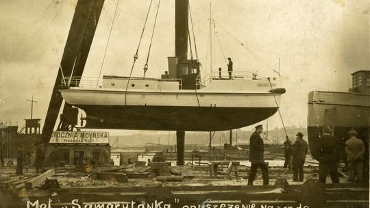 Samarytanka z banderą Muzeum Marynarki Wojennej. To pierwsza łódź ze Stoczni Gdyńskiej