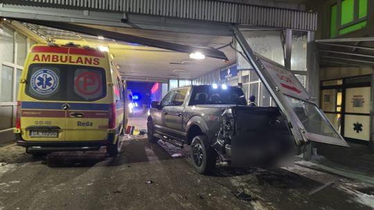 Przypadkowo uruchomiła samochód. Auto staranowało karetkę i bramę SOR w Wejherowie Samochód bez kierowcy staranował karetkę i bramę SOR w Wejherowie.