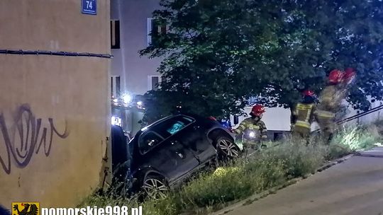 samochód uderzył w blok przy ul. Morskiej w Gdyni