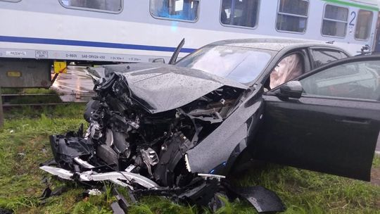 Wypadek na przejeździe kolejowym w Wrześciu. Samochód wjechał pod pociąg
