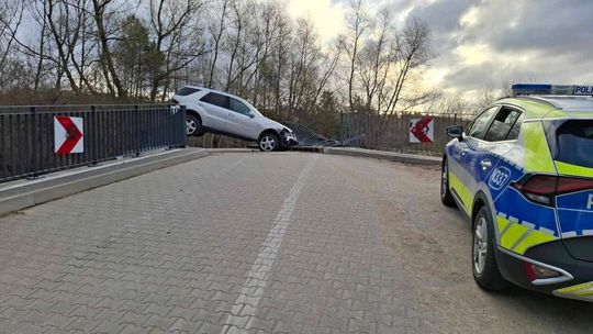 Bolsewo: Samochód zawisł na moście! Policja szuka kierowcy