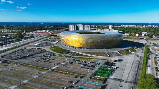 Samochodem pod Polsat Plus Arenę, autobusem do centrum. Ruszają dwie linie