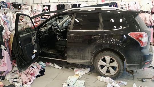 Samochodem wjechała... do sklepu odzieżowego. Pomyliła gaz z hamulcem