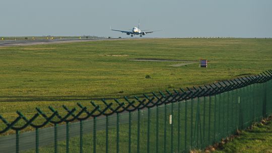 Samoloty startowały i lądowały w Gdańsku bez nadzoru kontrolerów. Agencja nie zaprzecza