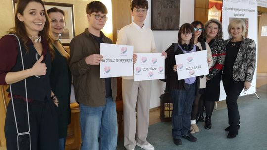Schoolworkerzy pomagają innym uczniom w radzeniu sobie z problemami, stresem i adaptacją