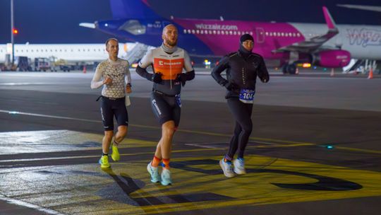 nocny duathlon 2025 na lotnisku w Gdańsku