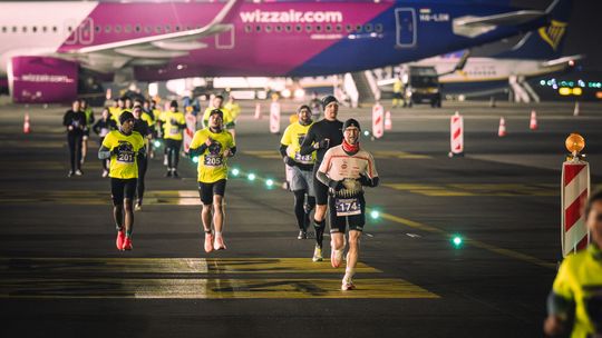 Ścigali się na pasie startowym gdańskiego lotniska! Za nami V Nocny Duathlon