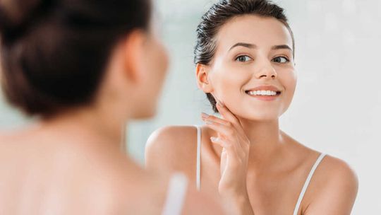 Sekrety promiennej skóry – kiedy i jak stosować rozświetlacze w codziennej pielęgnacji?