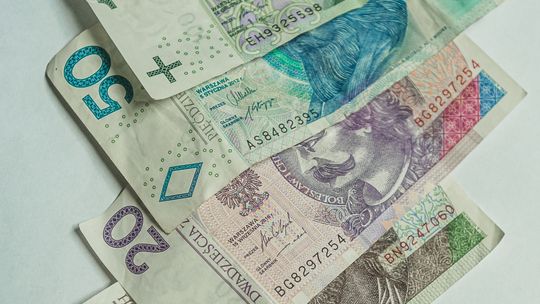 Seniorka ze Słupska straciła prawie pół miliona złotych przez oszustwo „na kredyt” pieniądze, złotówki, zdjęcie ilustracyjne