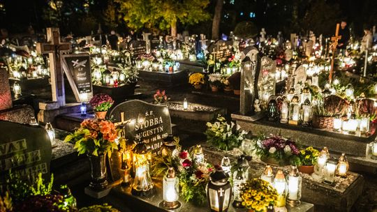 Setki zniczy, zaduma, pamięć, refleksja. Stara Kiszewa pamięta o swoich zmarłych