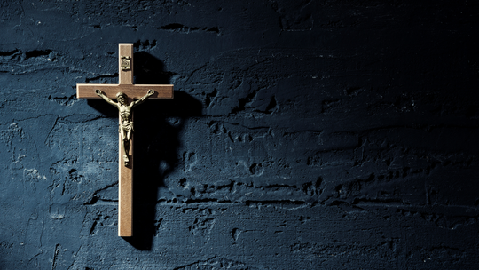 Skandal w szkole w Kielnie. Nauczycielka wyrzuciła krzyż do kosza na śmieci Skandal w szkole w Kielnie. Nauczycielka wyrzuciła krzyż do kosza na śmieci