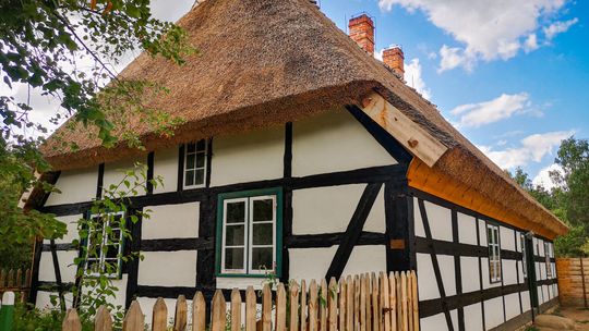 Skansen we Wdzydzach z nowym eksponatem. To chałupa z 1828 roku