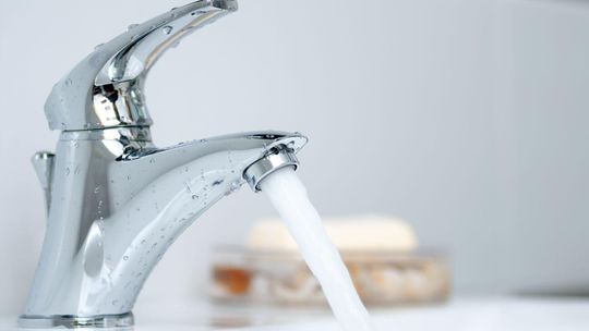 zlew, woda, zdjęcie ilustracyjne