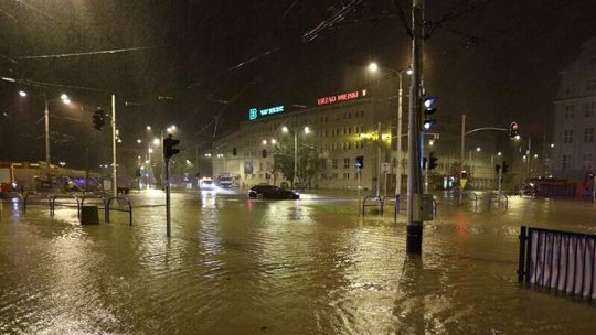 Ulewa w Gdańsku, podtopione ulice, tunele i budynki. Na skrzyżowanie ulic Nowe Ogrody i 3 maja, 2016 r.