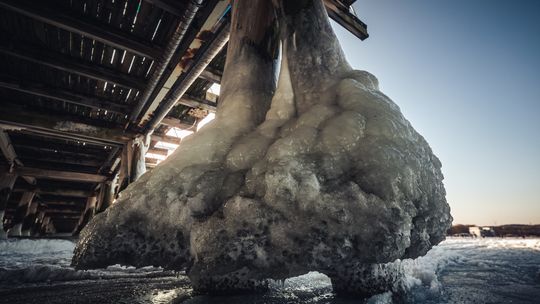 Skute lodem molo w Sopocie zachwyca. Lodowe rzeźby jak nie z tego świata