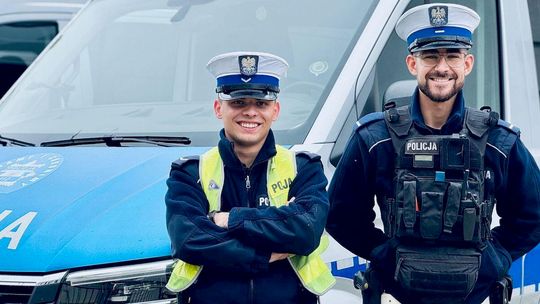 policjanci ze Słupska, którzy eskortowali rodzącą kobietę