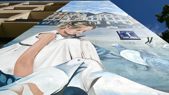 Słupsk ma nowy mural. Dziewczynka z gołębiami ozdobiła centrum miasta