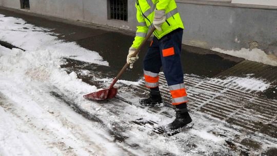 Słupsk walczy z tonami śniegu! Wstrzymano odbiory odpadów, służby pracują całą dobę Słupsk walczy z tonami śniegu! Wstrzymano odbiory odpadów, służby pracują całą dobę